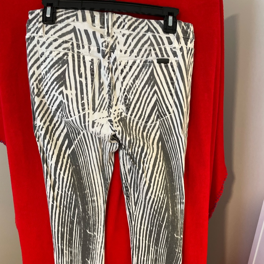 Brand: Joe
Pants Size: 28 (Black and White)